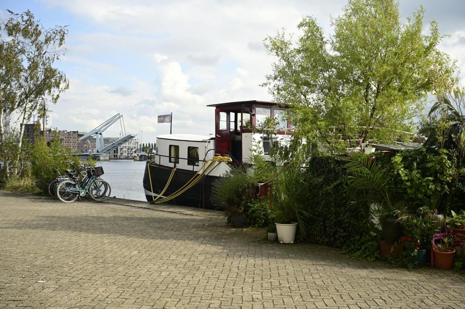 B&B Teddy "Prachtig Authentiek Woonschip Uit 1912, 15 Minuten Van Amsterdam" Wormer 外观 照片
